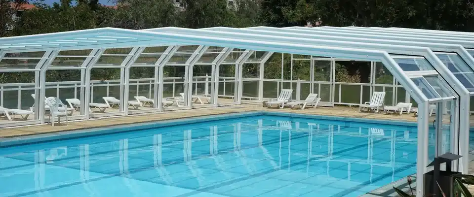 Piscine résidentielle protégée par un abri de piscine dans un jardin