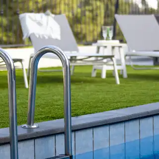 Piscine résidentielle avec barrière de sécurité et transats