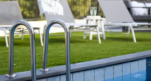 Piscine résidentielle avec barrière de sécurité et transats