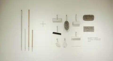 Matériel de nettoyage de piscine aligné