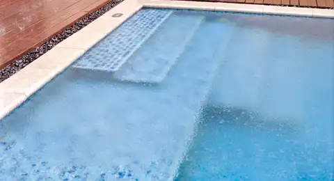 Piscine avec couverture et marches d'accès