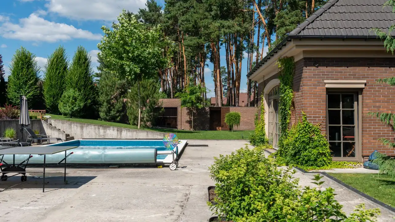 Piscine protégée par une bâche d'hivernage