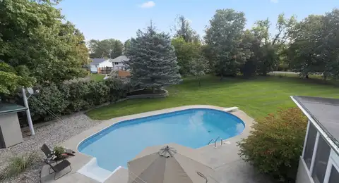 Vue aérienne d'une piscine résidentielle dans un jardin