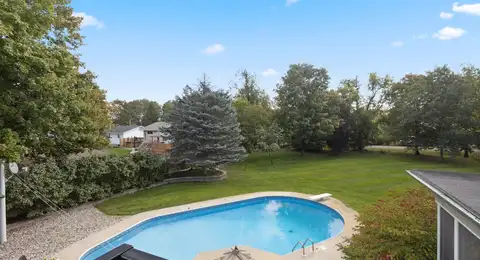 Piscine de jardin entourée de verdure