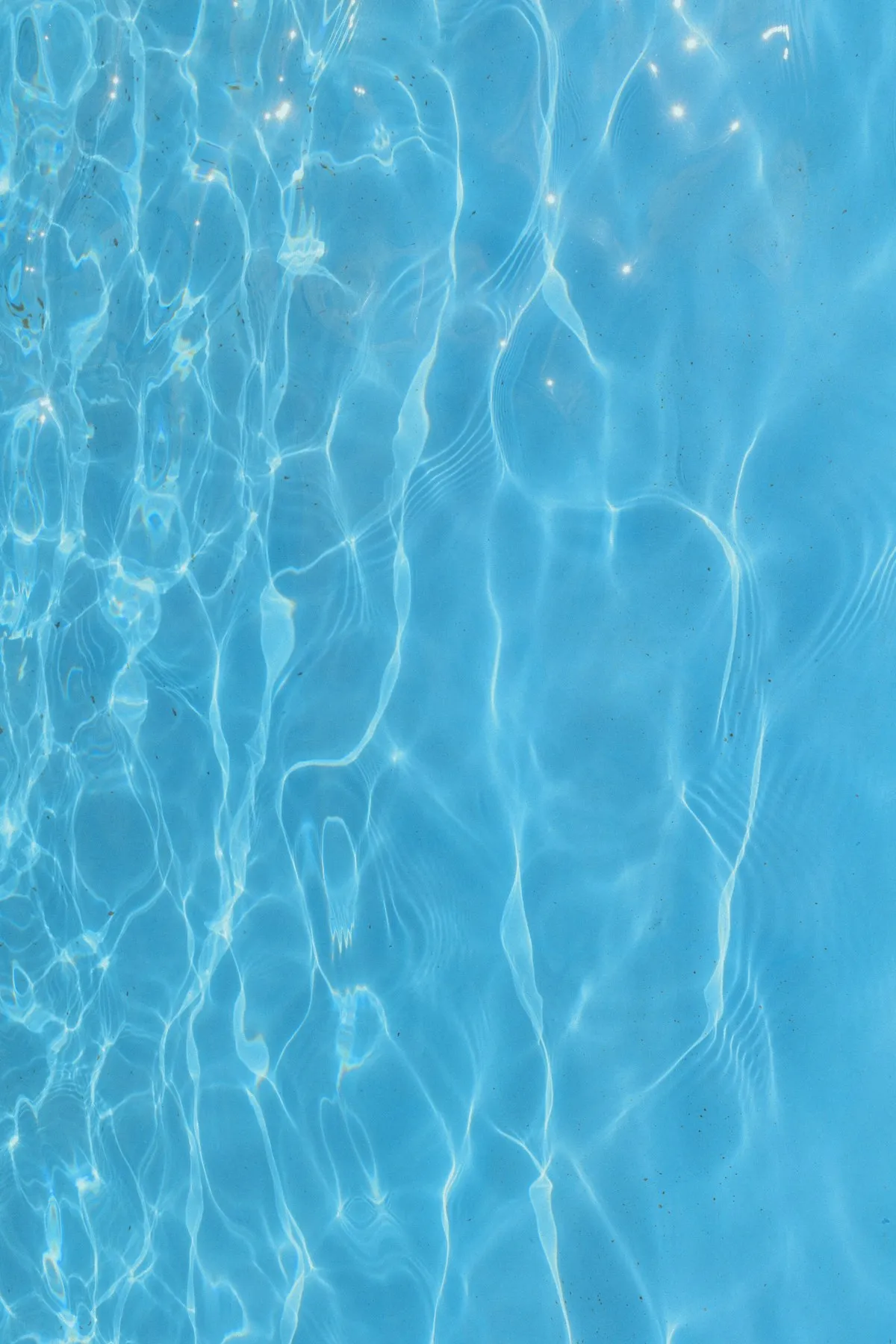 Test de l'eau de piscine avec bandelettes pour vérifier le pH