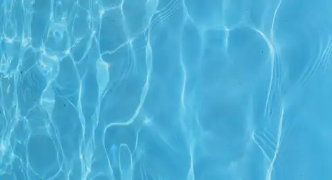 Eau claire de piscine prête pour l'analyse des paramètres