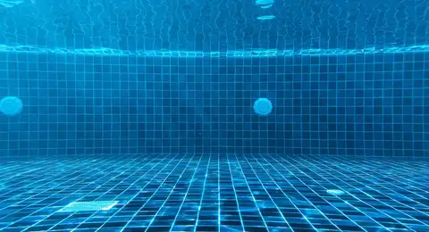 Carrelage de piscine vu sous l'eau