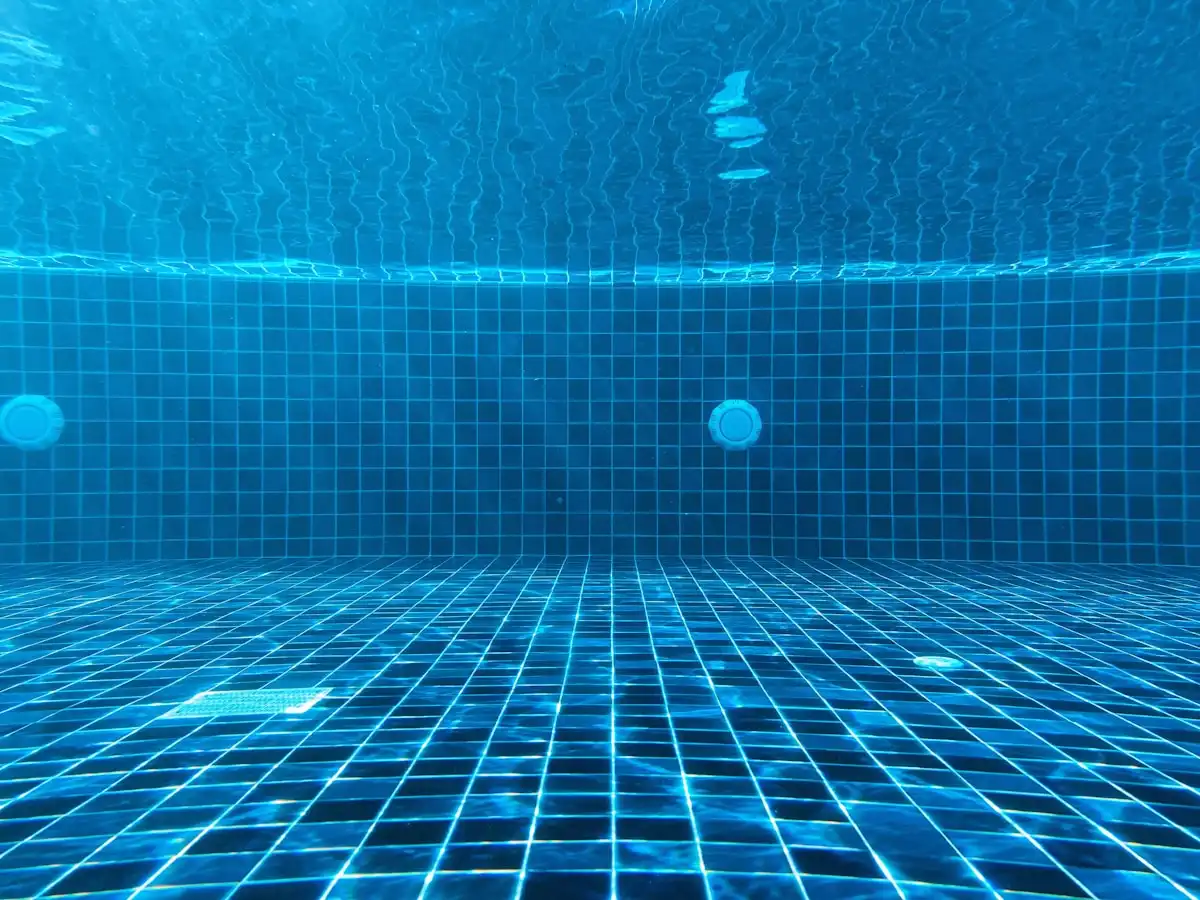 Vue sous-marine d'une piscine aux carreaux bleus