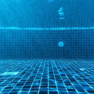 Vue sous-marine d'une piscine aux carreaux bleus