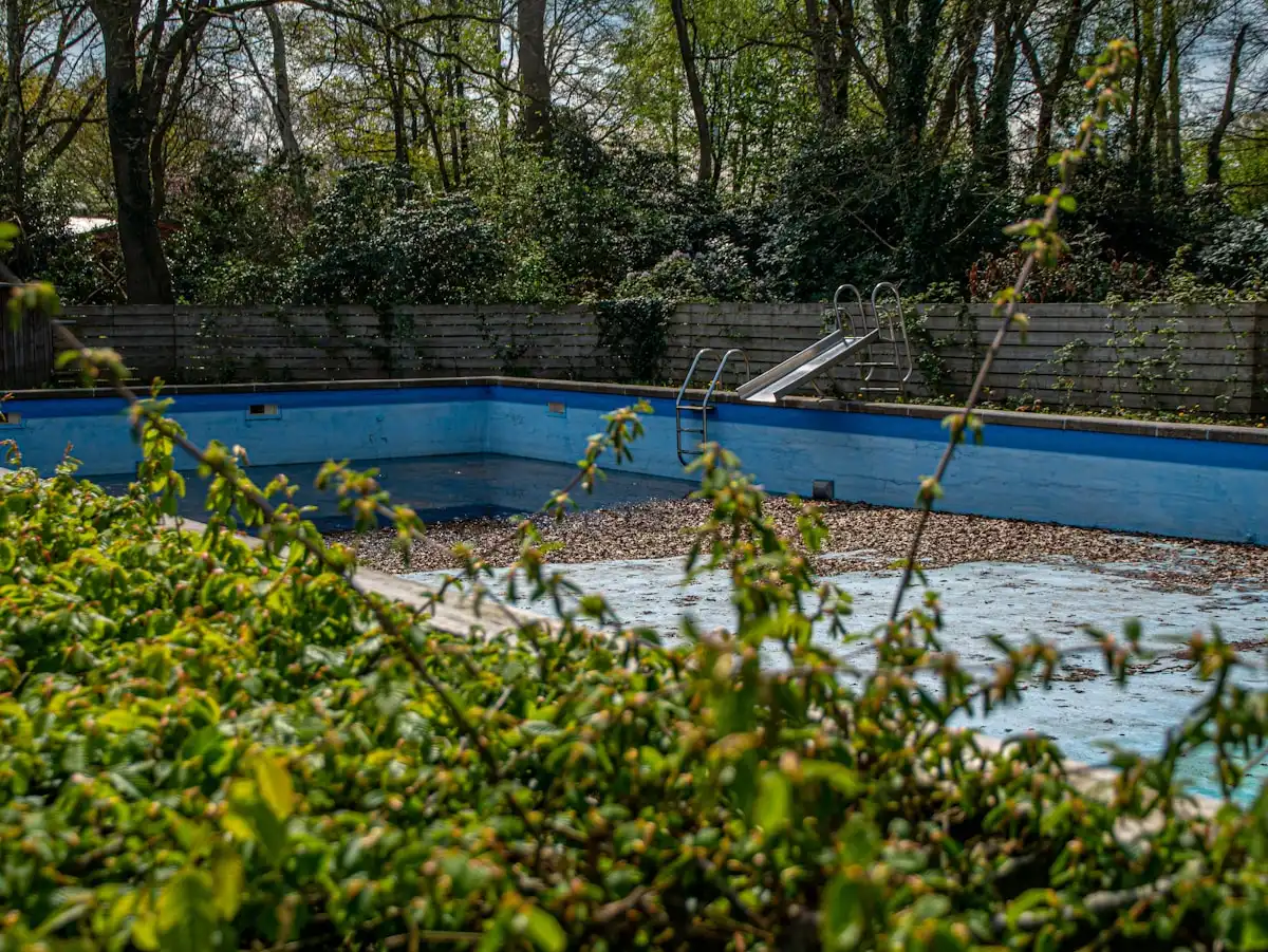 Piscine vide à remettre en route au printemps