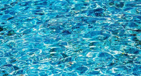 Eau turquoise de piscine vue en détail