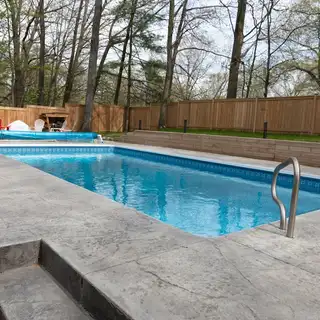 Piscine rectangulaire résidentielle en fin de saison