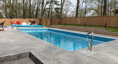 Piscine rectangulaire résidentielle en fin de saison