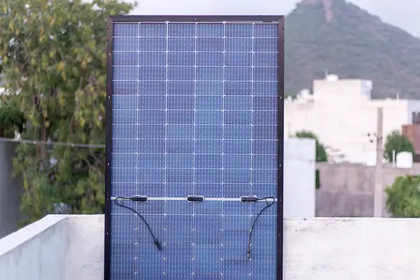 Douche solaire extérieure à côté d'une piscine