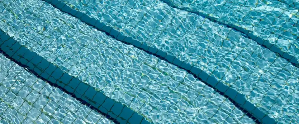 Eau de piscine claire et limpide en surface