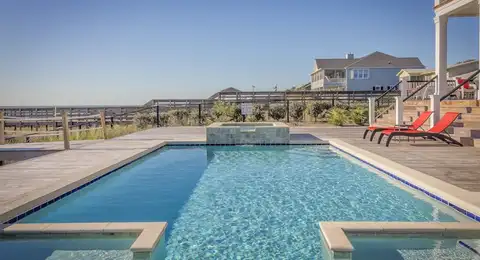 Pompe de filtration piscine en fonctionnement dans un local technique