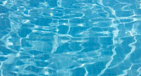 Eau de piscine trouble avec floculant en action près du skimmer