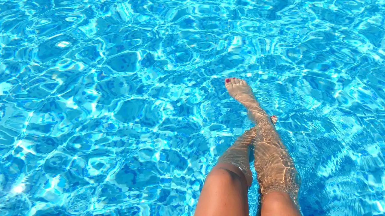 Eau claire d'une piscine au sel