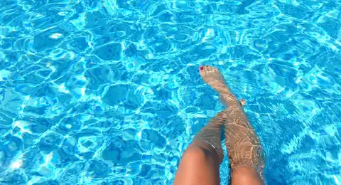 Eau claire d'une piscine au sel