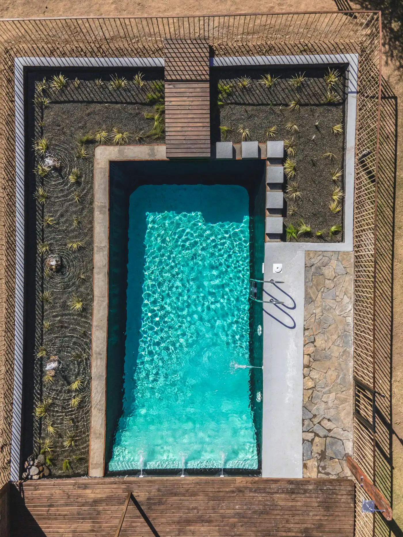 Piscine avec eau cristalline