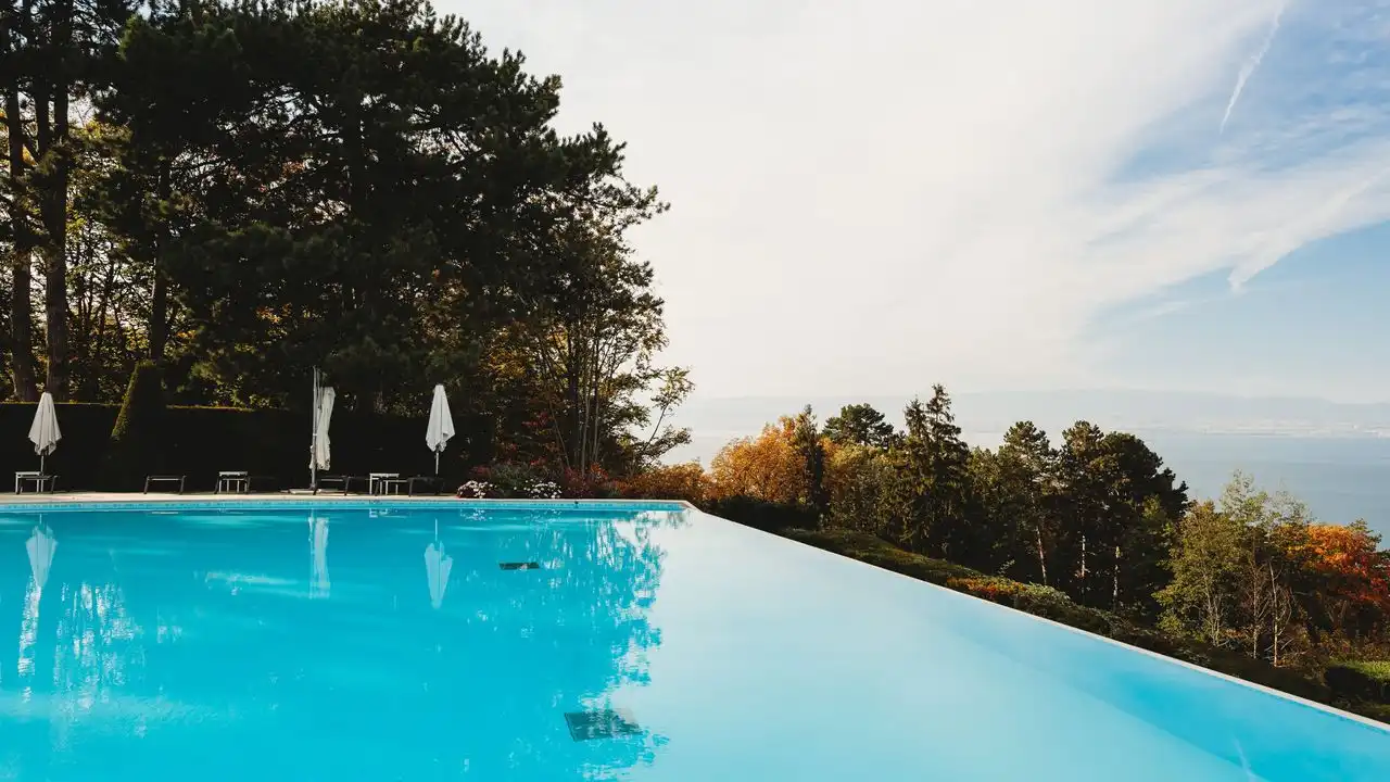 Piscine couverte par une bâche d'hivernage en hiver