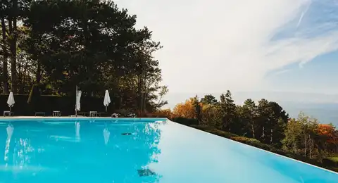 Piscine couverte par une bâche d'hivernage en hiver