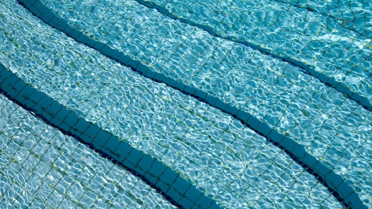 Liner et carrelage bleu au fond d'une piscine