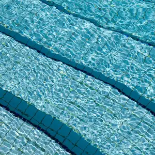 Liner et carrelage bleu au fond d'une piscine