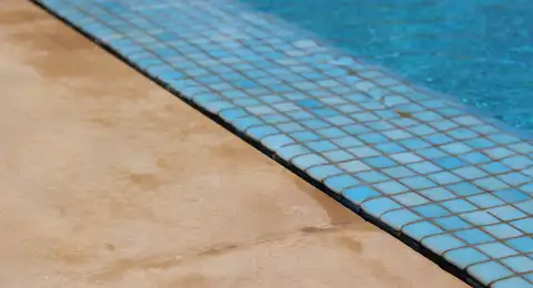 Bord de piscine bleu avec ligne d'eau propre