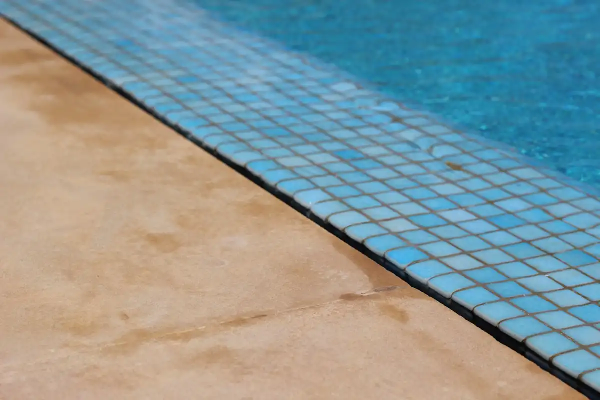 Bord de piscine bleu avec ligne d'eau propre