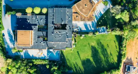 Piscine moderne enterrée vue d'ensemble avec aménagement extérieur