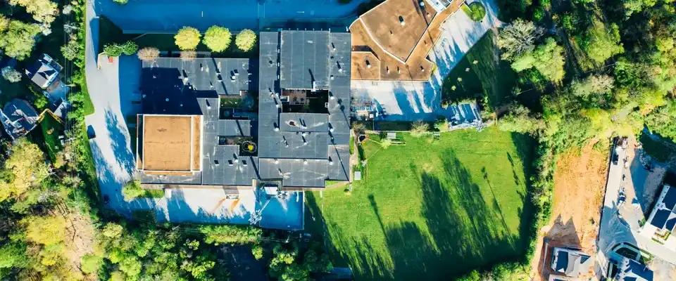 Piscine moderne enterrée vue d'ensemble avec aménagement extérieur