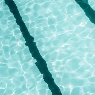Eau cristalline d'une piscine traitée