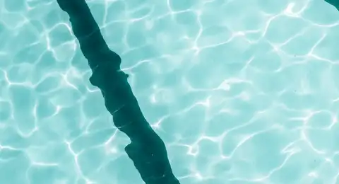 Eau turquoise de piscine traitée au sel