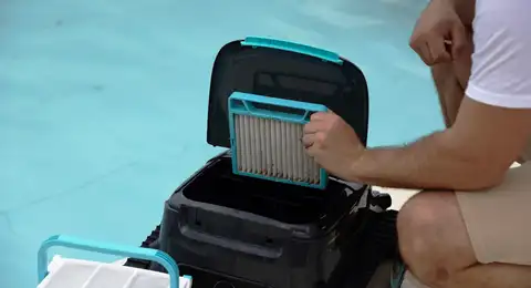Nettoyage du filtre d'un équipement piscine