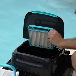 Nettoyage du filtre d'un équipement piscine