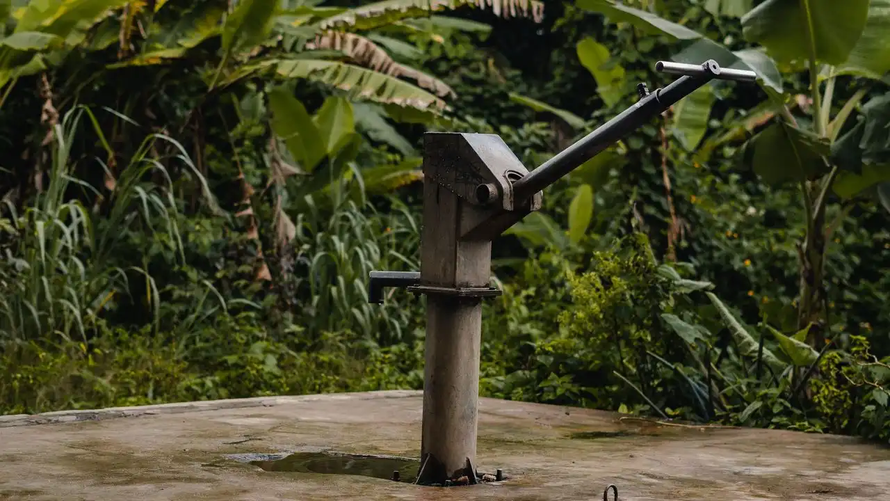 Pompe de piscine installée dans le local technique de filtration