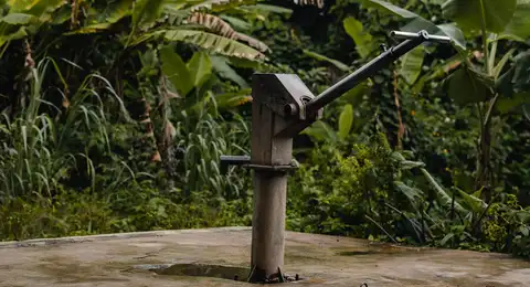 Pompe de piscine installée dans le local technique de filtration