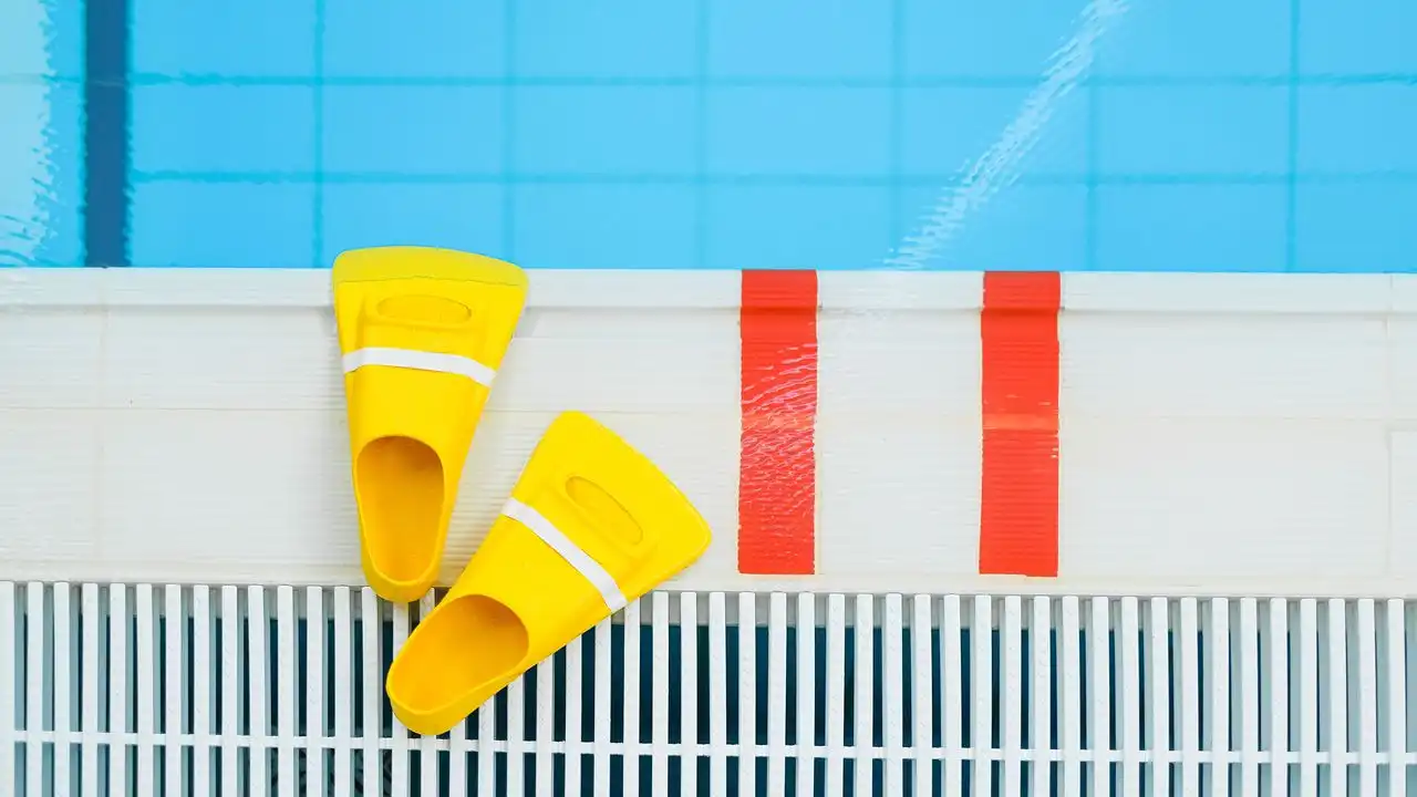 Dosage de granulés de chlore pour piscine à l'aide d'une mesurette
