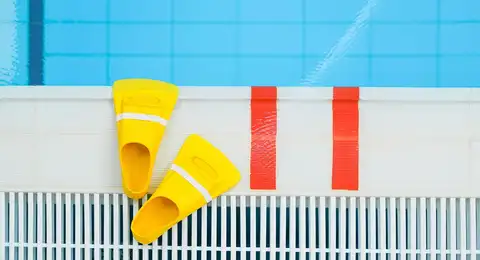 Dosage de granulés de chlore pour piscine à l'aide d'une mesurette