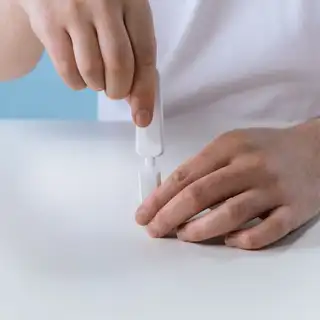 Test de l'eau de piscine à la bandelette