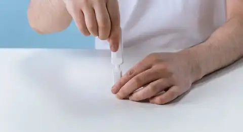 Test de l'eau de piscine à la bandelette