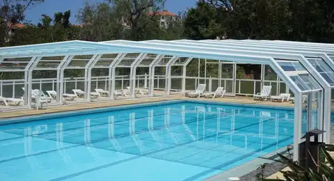 Piscine équipée d'un abri télescopique